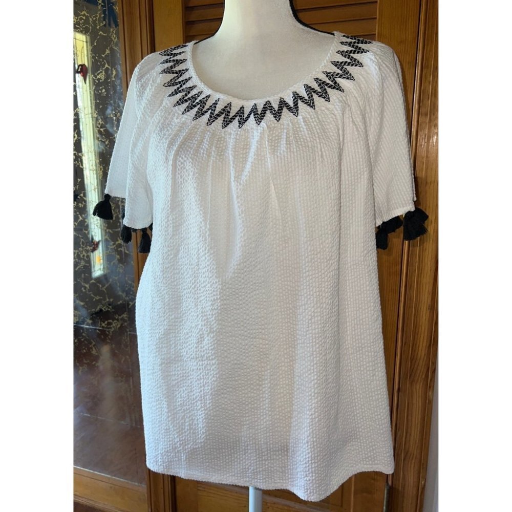 Crown & Ivy Women's Peasant Boho White Tassel Top -- Medium